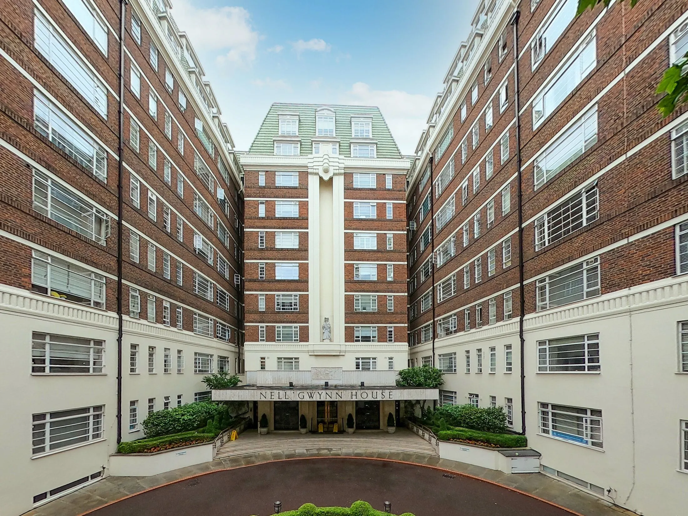 Flat Sloane Avenue in Greater London