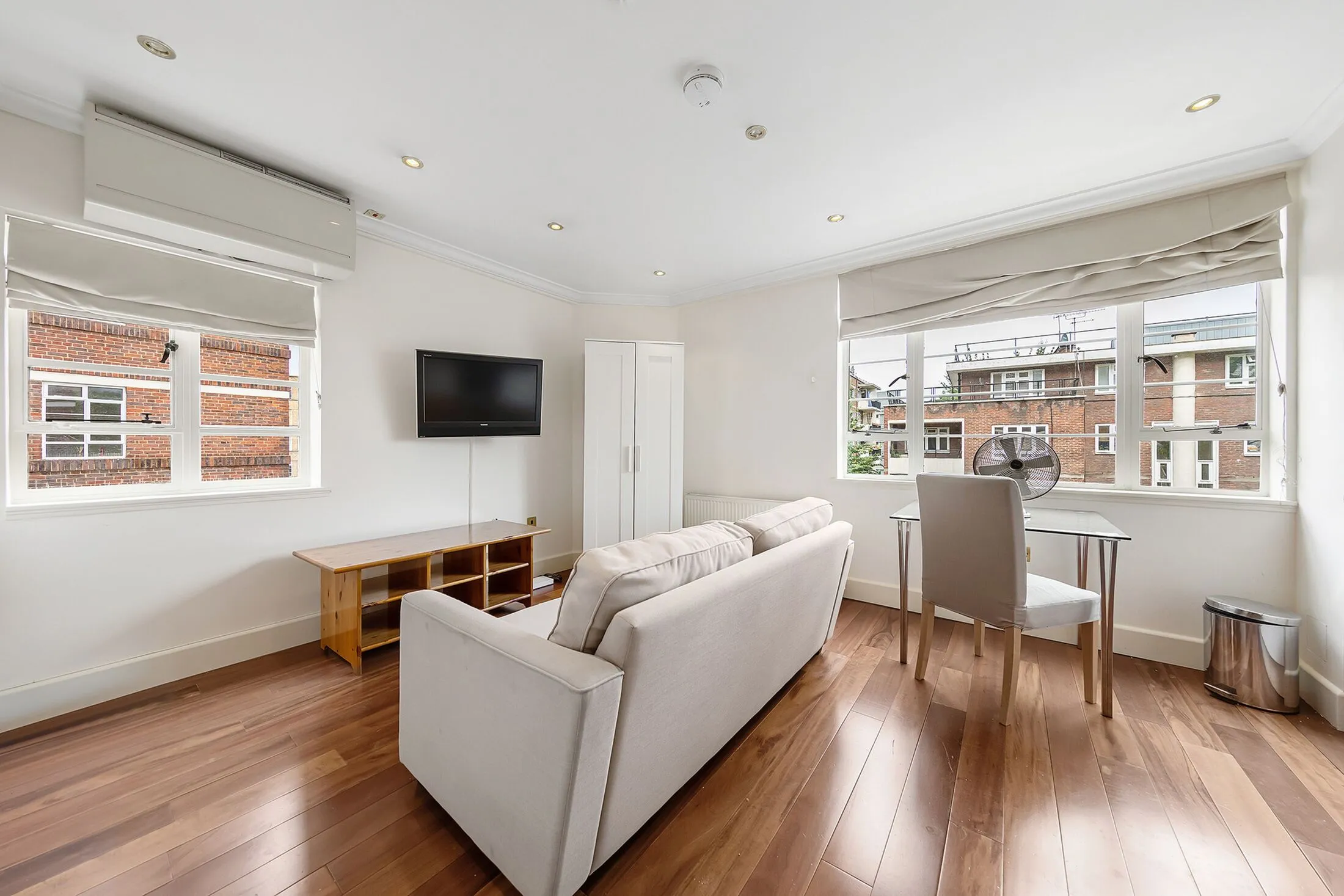 Flat Sloane Avenue in Greater London
