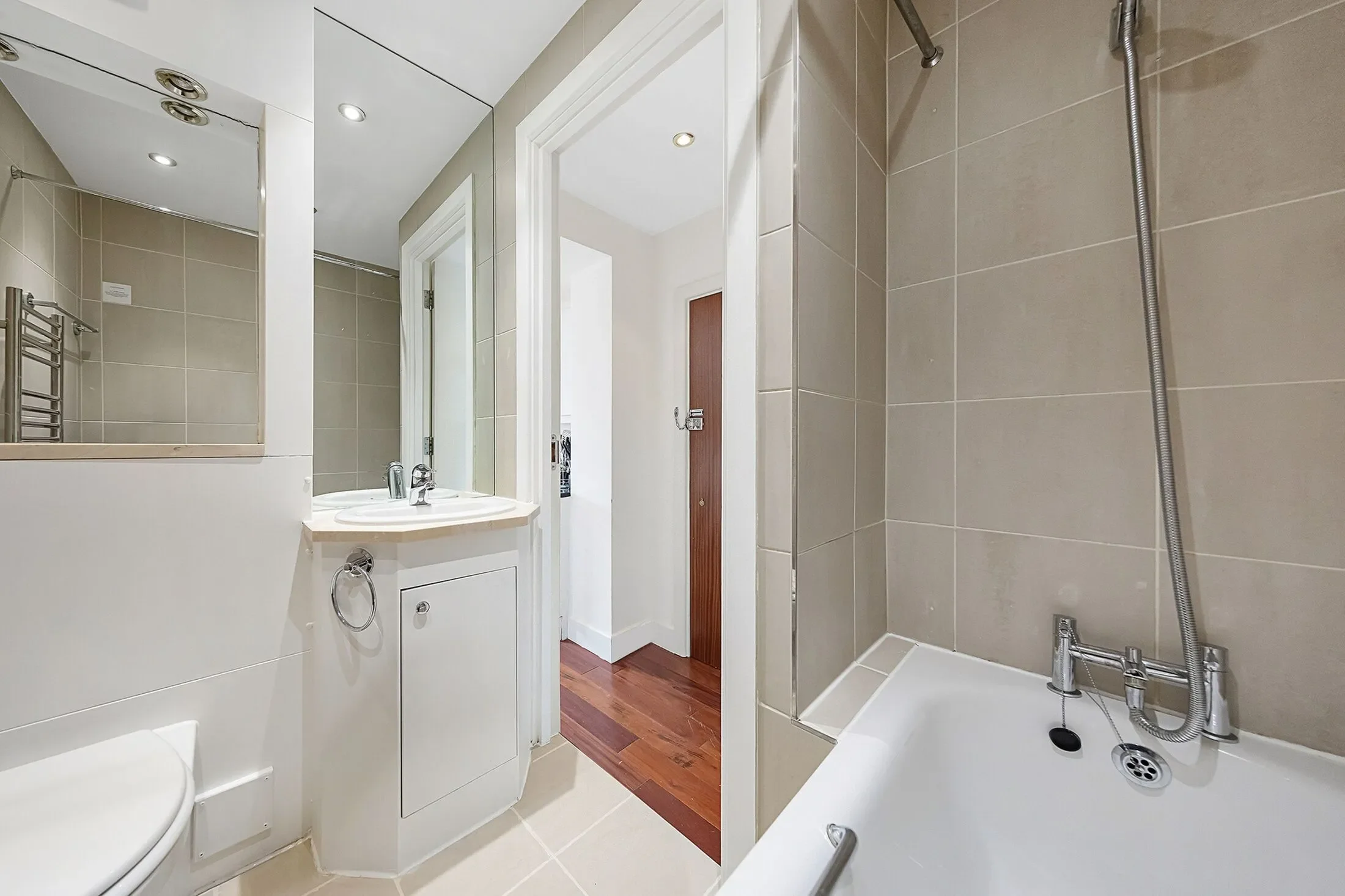 Flat Sloane Avenue in Greater London
