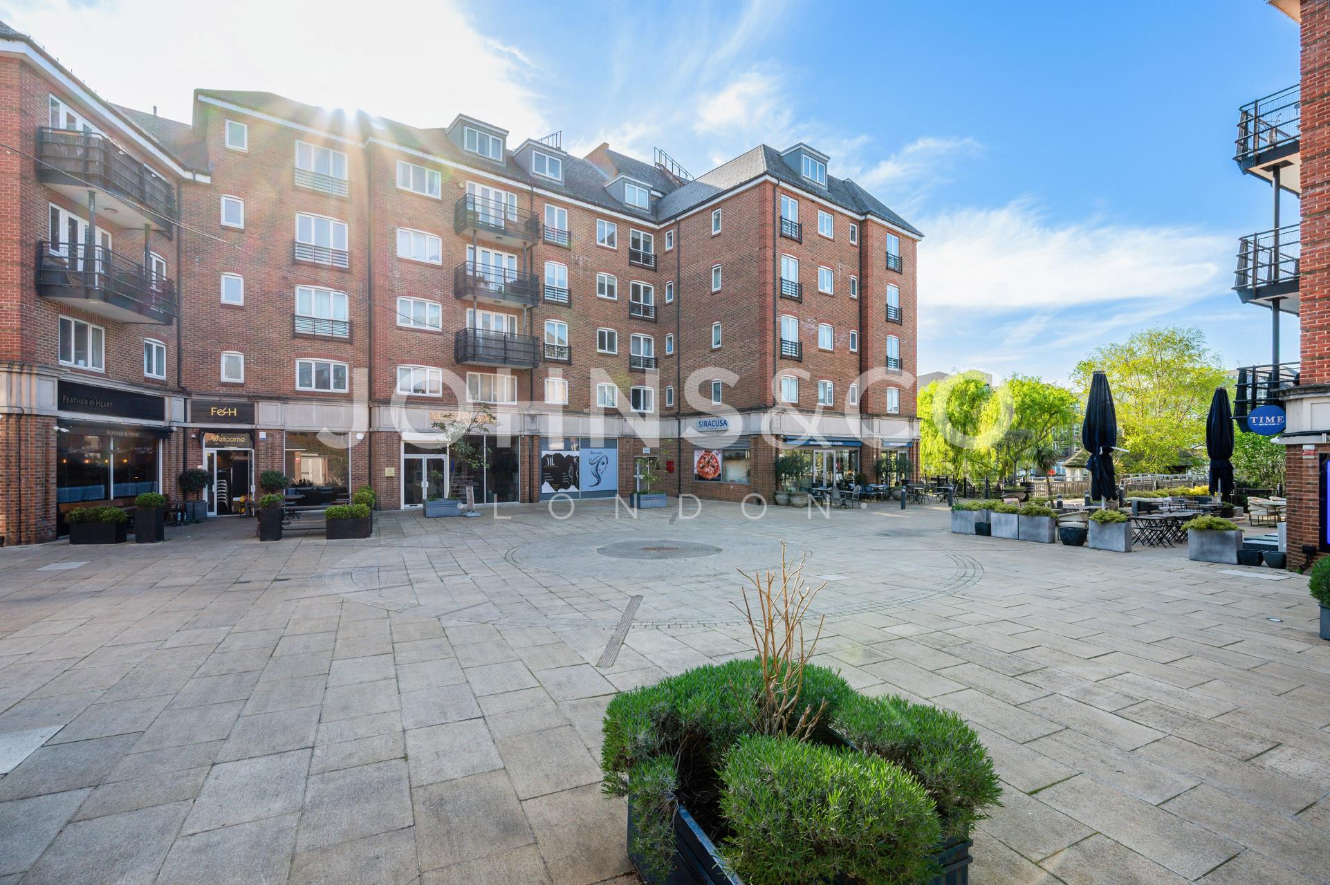 Flat Brentford High Street in Greater London