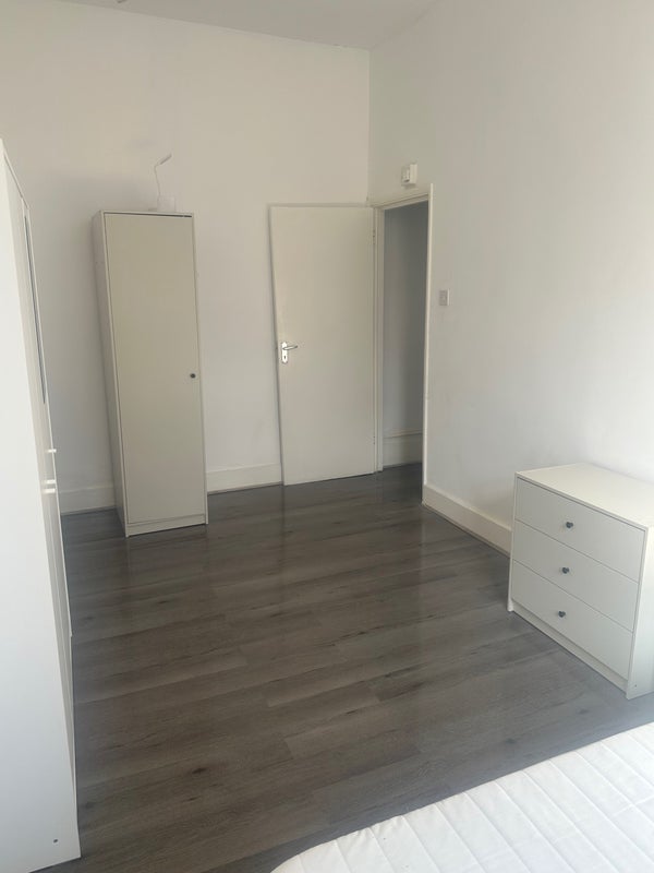 Flat Barking Road in Greater London