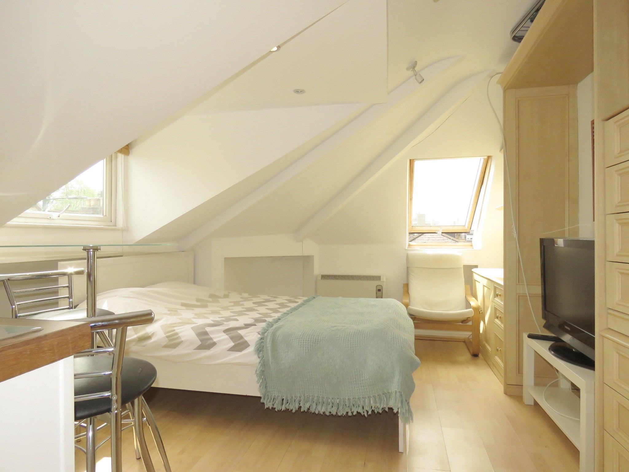 Flat Sandycombe Road in Greater London