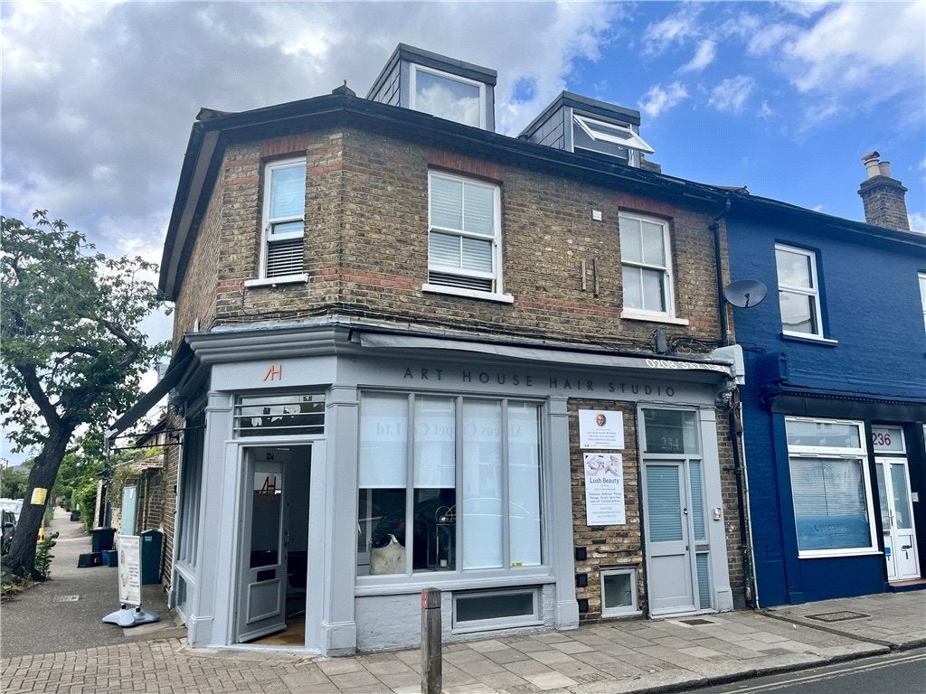 Flat Sandycombe Road in Greater London