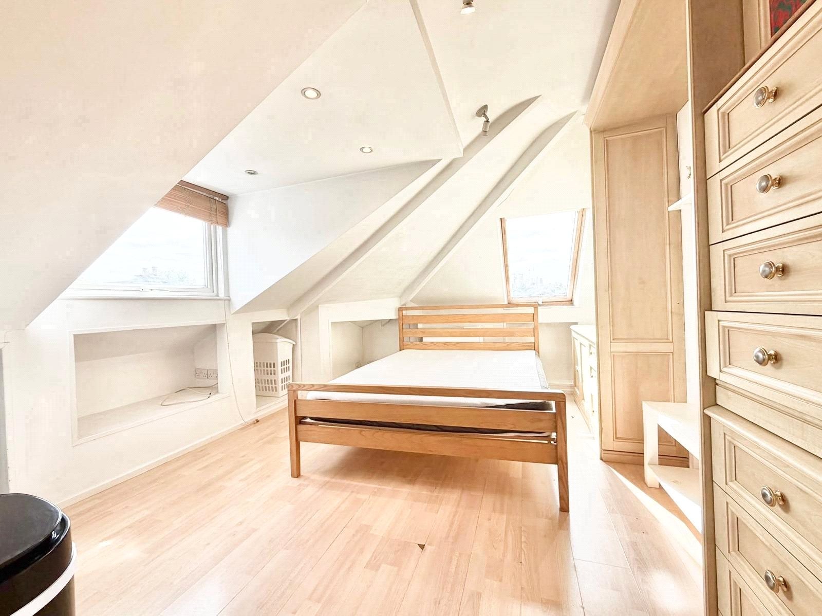 Flat Sandycombe Road in Greater London