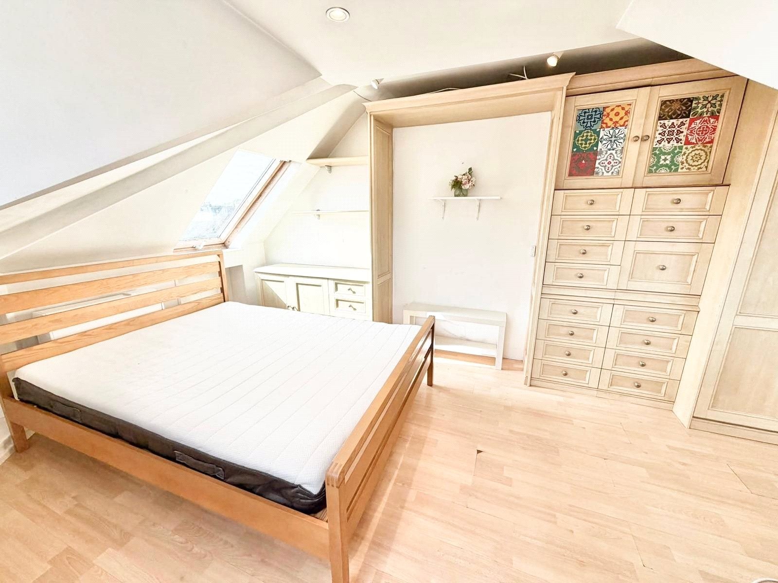 Flat Sandycombe Road in Greater London