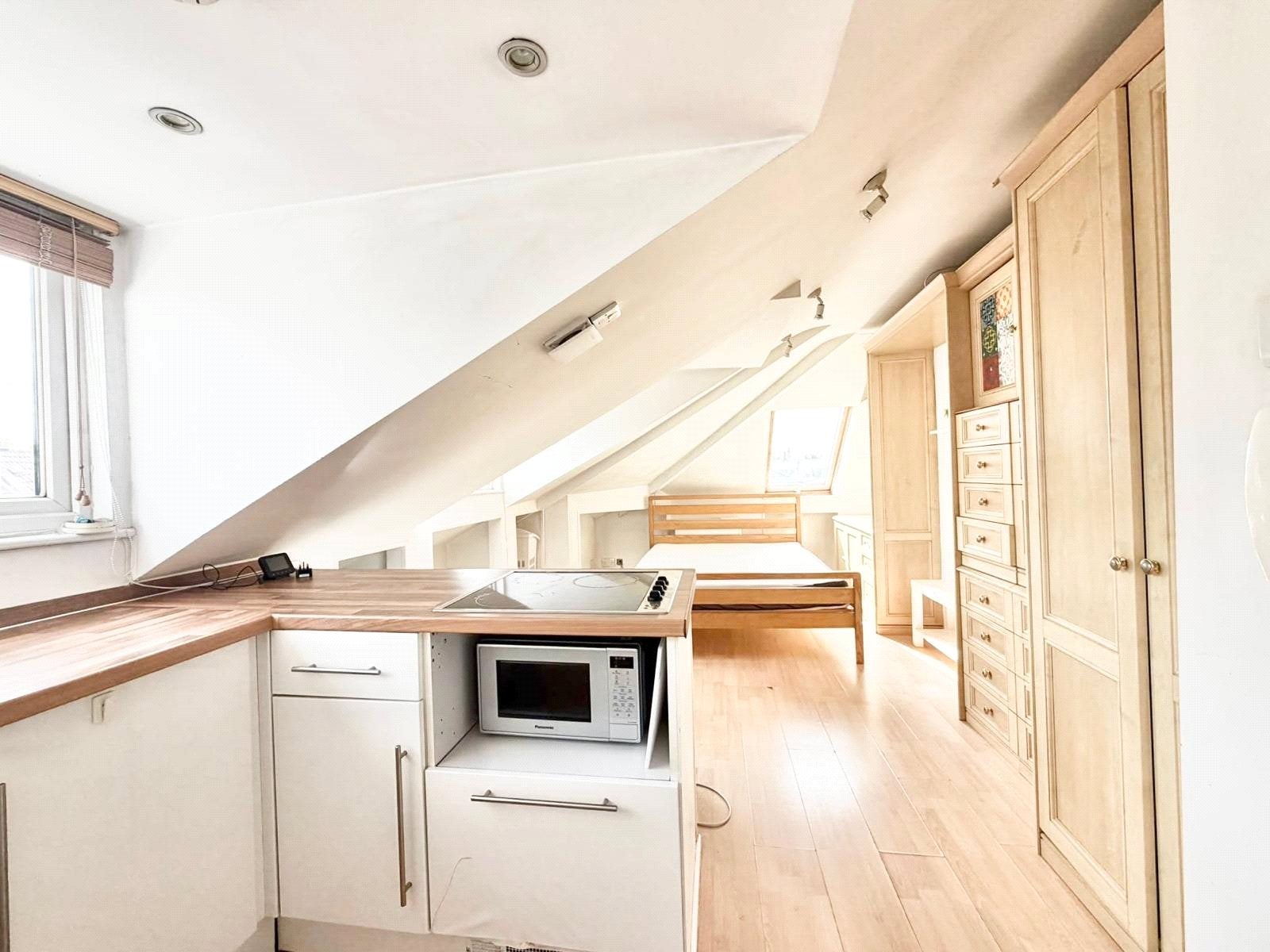 Flat Sandycombe Road in Greater London