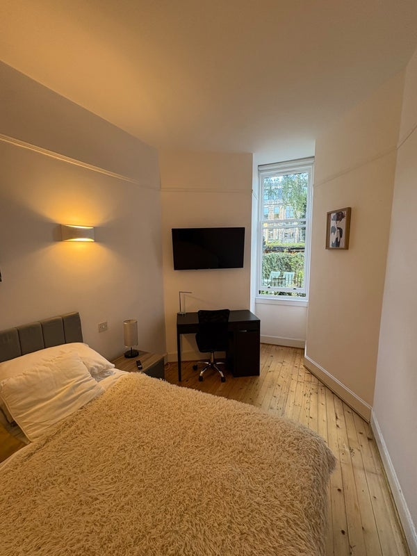Room Kensington Road in Glasgow