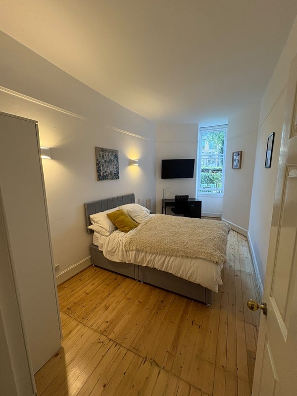 Room Kensington Road in Glasgow