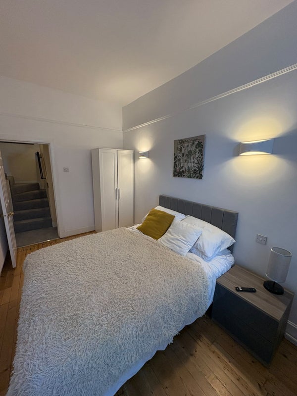 Room Kensington Road in Glasgow