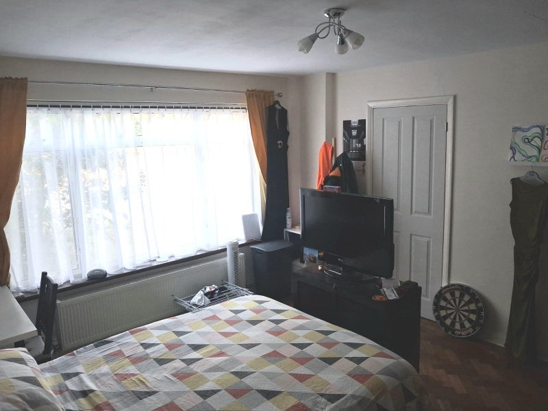 Room Roundhay Close in Greater London