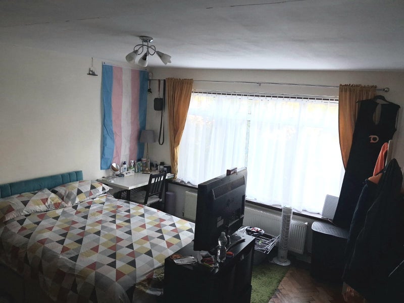 Room Roundhay Close in Greater London