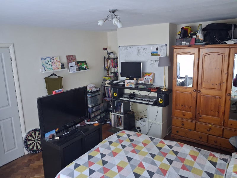 Room Roundhay Close in Greater London