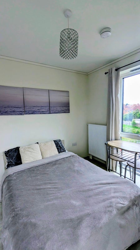 Room Airport Road in Bristol