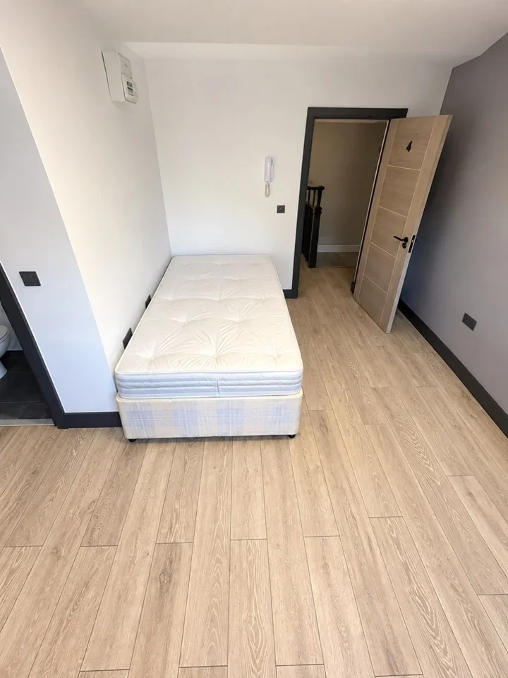 Flat Cotterill Road in Greater London