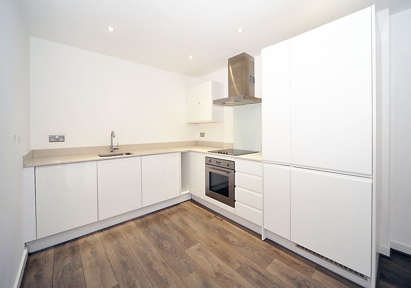 Flat Meridian Square in Greater London
