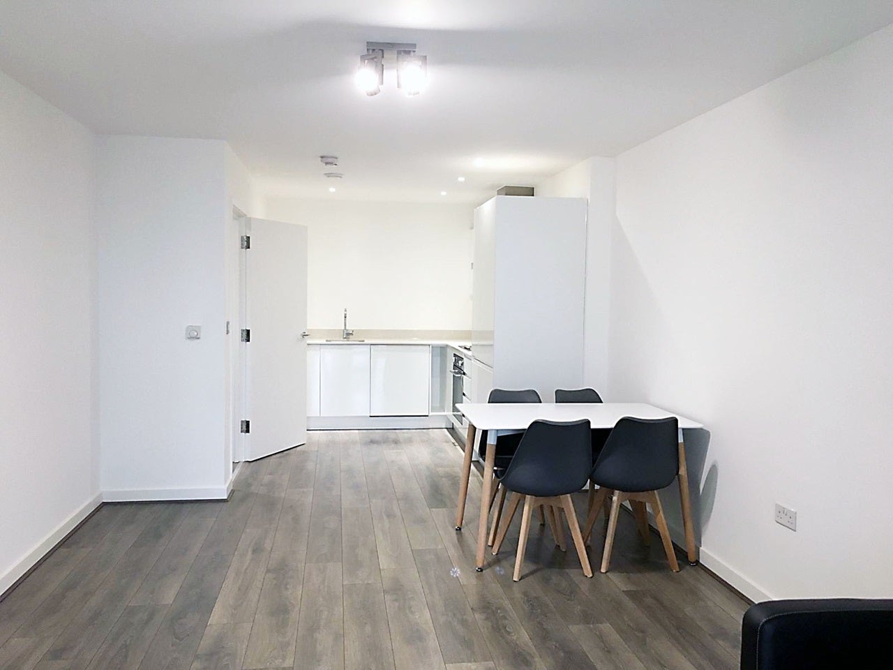 Flat Meridian Square in Greater London
