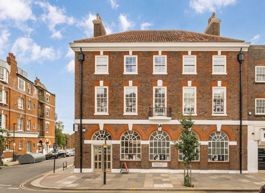 Flat Summerland Gardens in Greater London