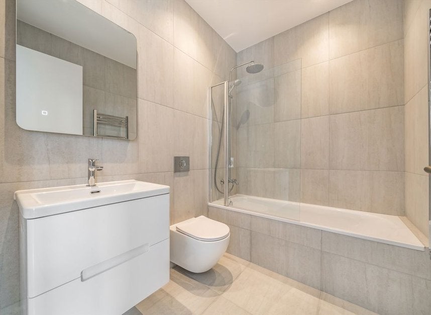 Flat Summerland Gardens in Greater London