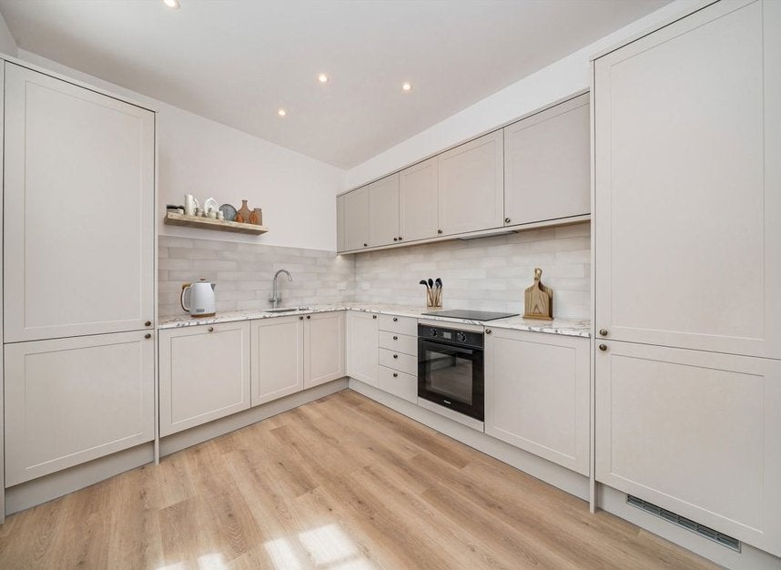 Flat Summerland Gardens in Greater London