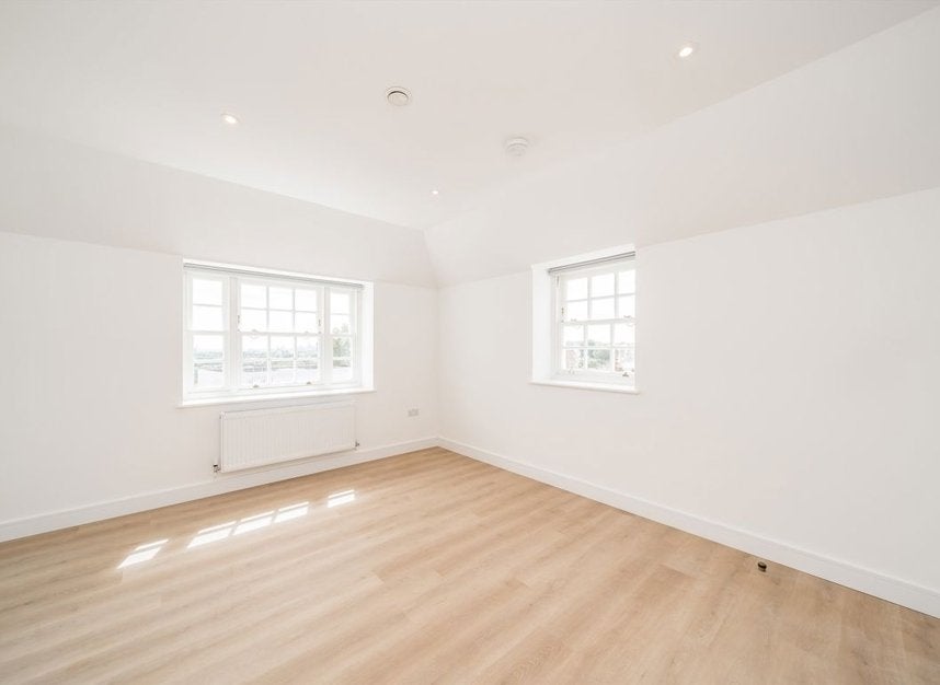 Flat Summerland Gardens in Greater London