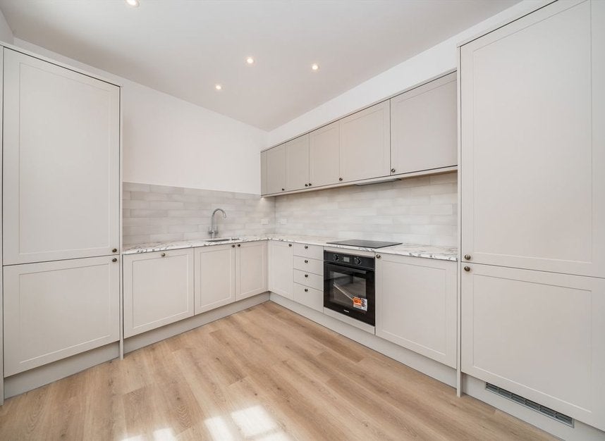Flat Summerland Gardens in Greater London