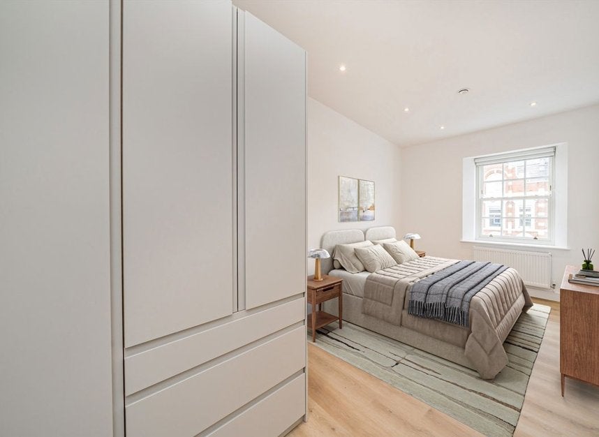 Flat Summerland Gardens in Greater London