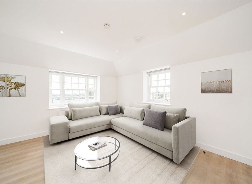 Flat Summerland Gardens in Greater London