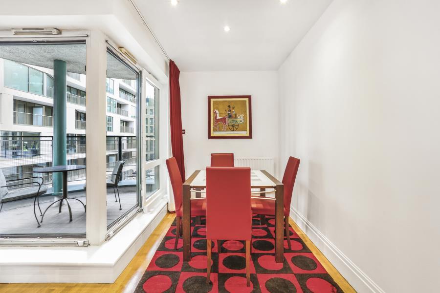 Flat Warwick Road in Greater London