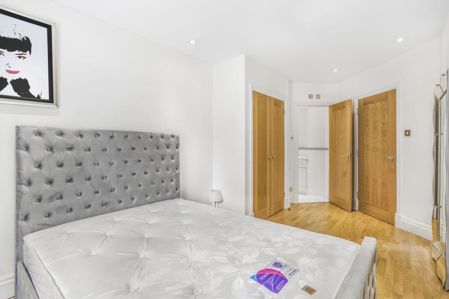 Flat Warwick Road in Greater London