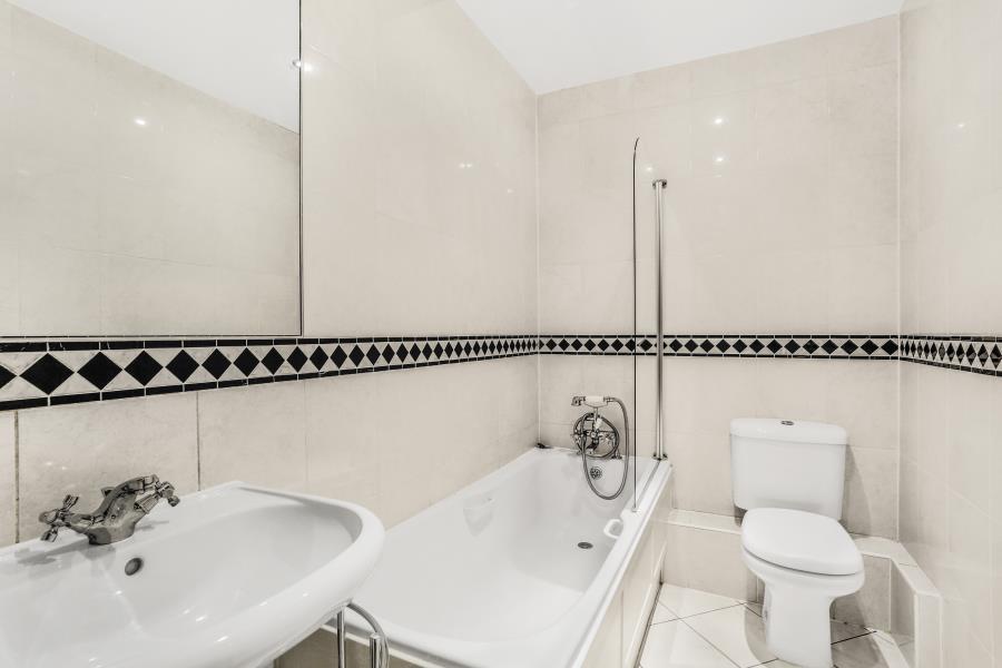 Flat Warwick Road in Greater London