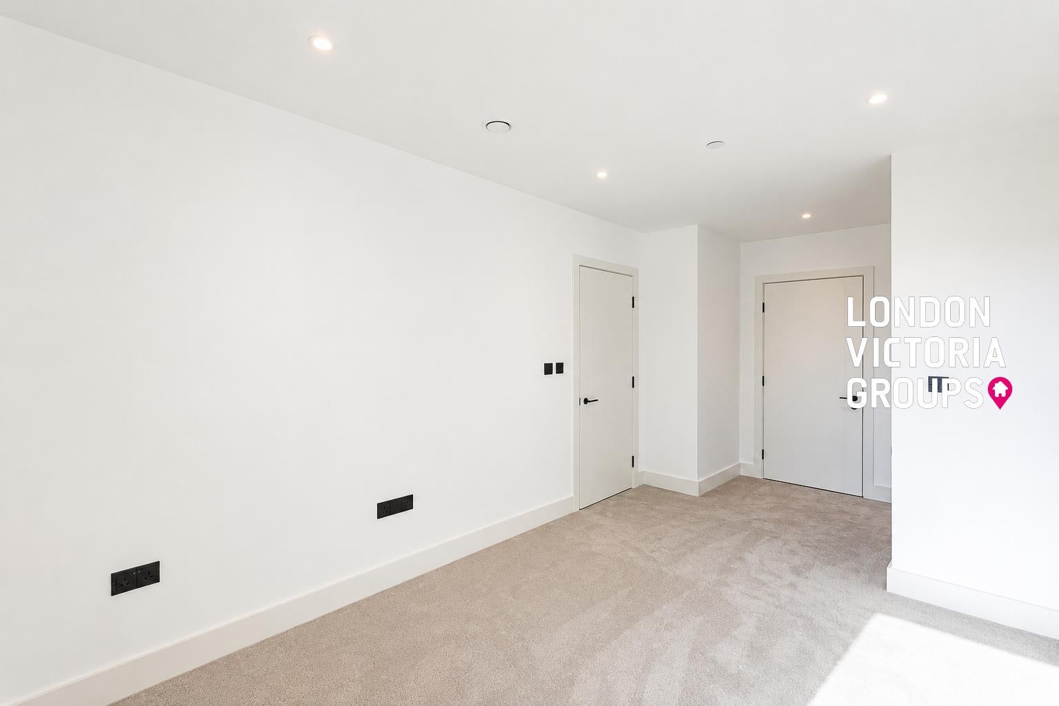 Flat Monarch Square in Greater London