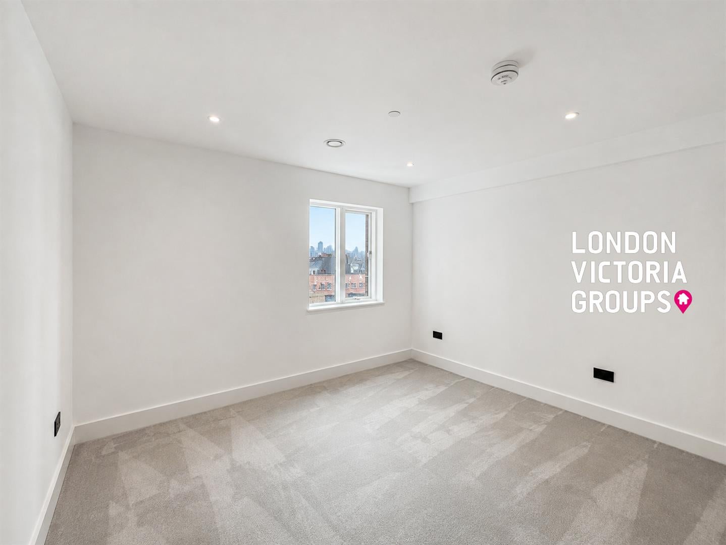 Flat Monarch Square in Greater London
