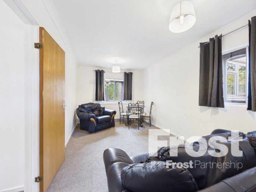 Flat Vicarage Way in Slough