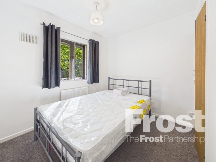 Flat Vicarage Way in Slough