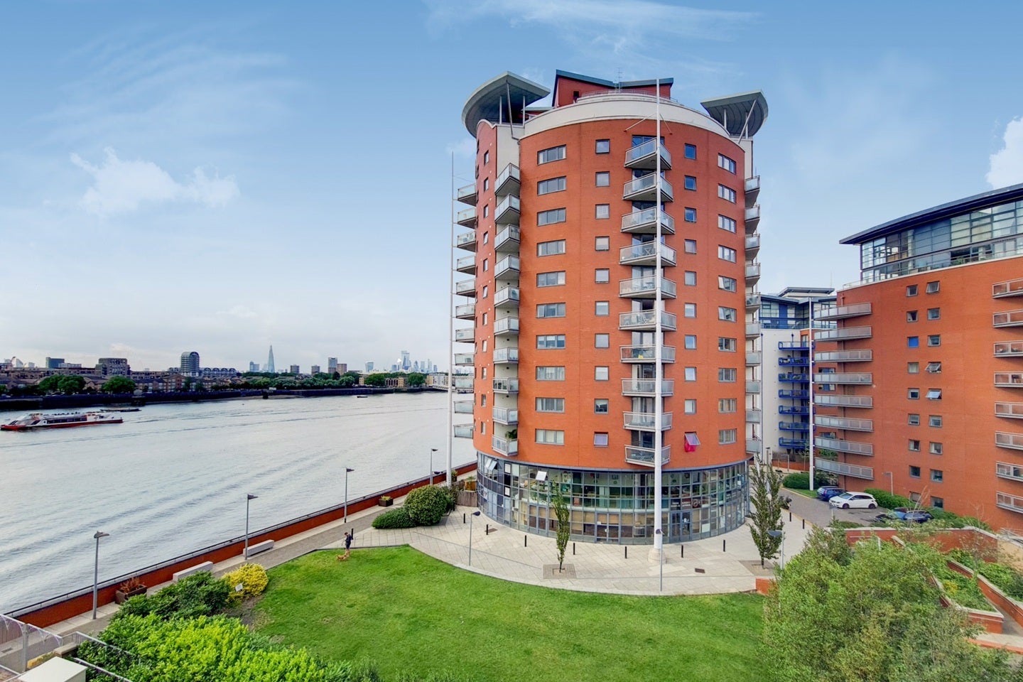 Flat Homer Drive in Greater London
