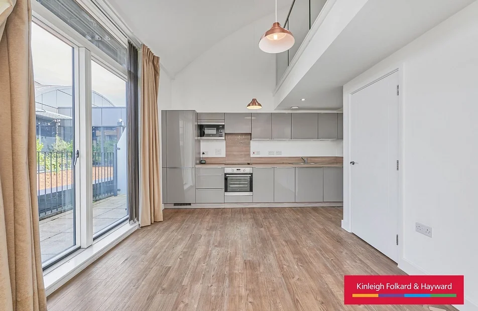 Flat Ellerslie Square in London