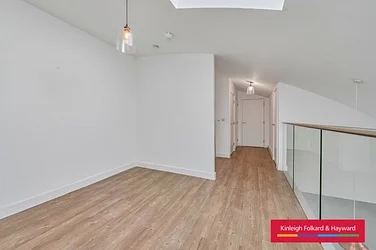 Flat Ellerslie Square in London