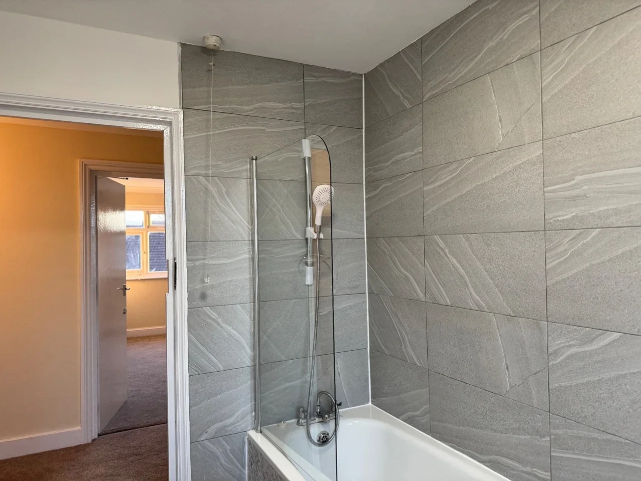 Room Fairlands Avenue in Greater London