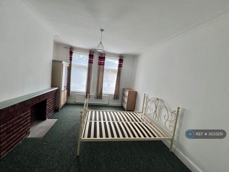 Room The Mall in Greater London
