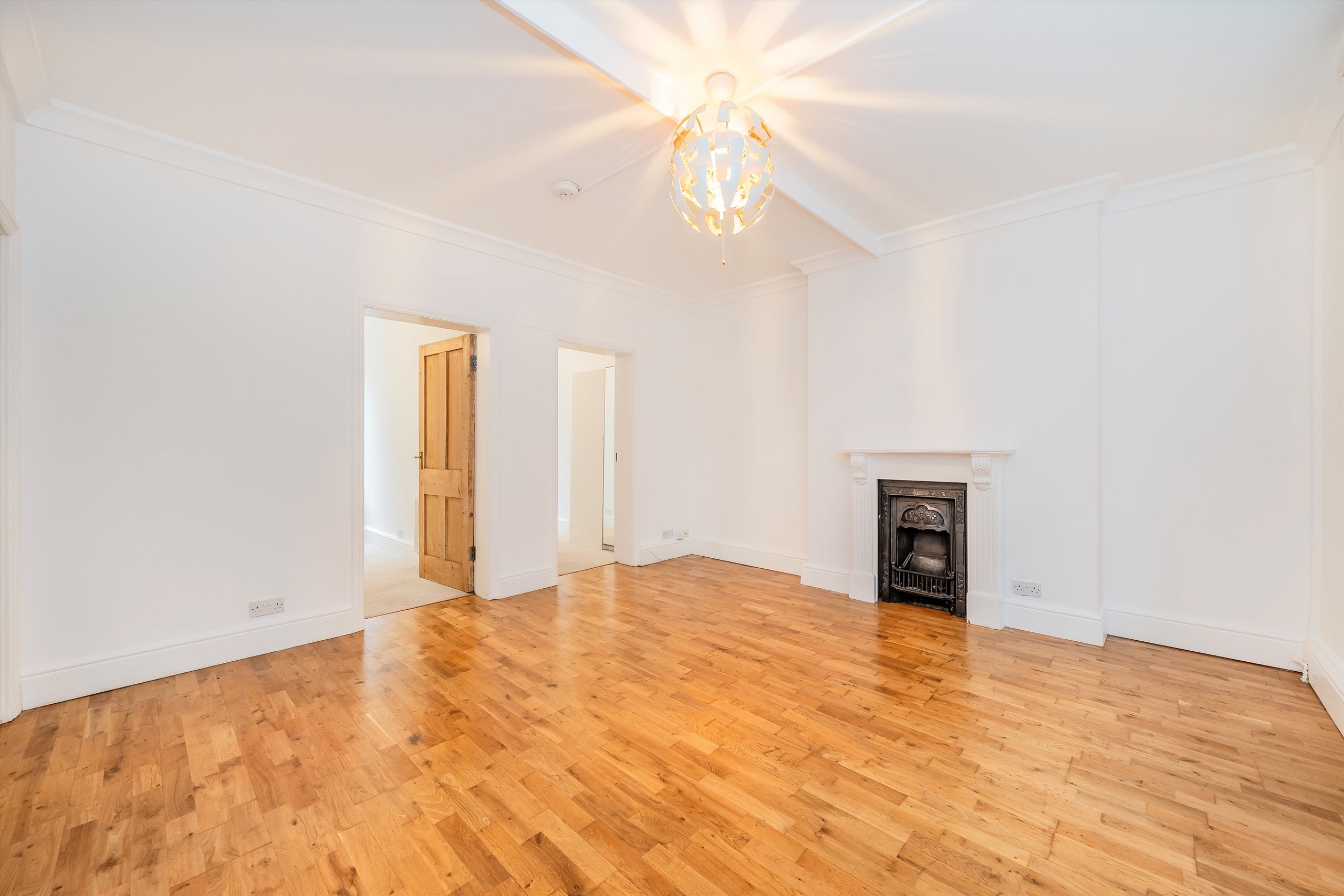 Flat Kensington Mall in Greater London