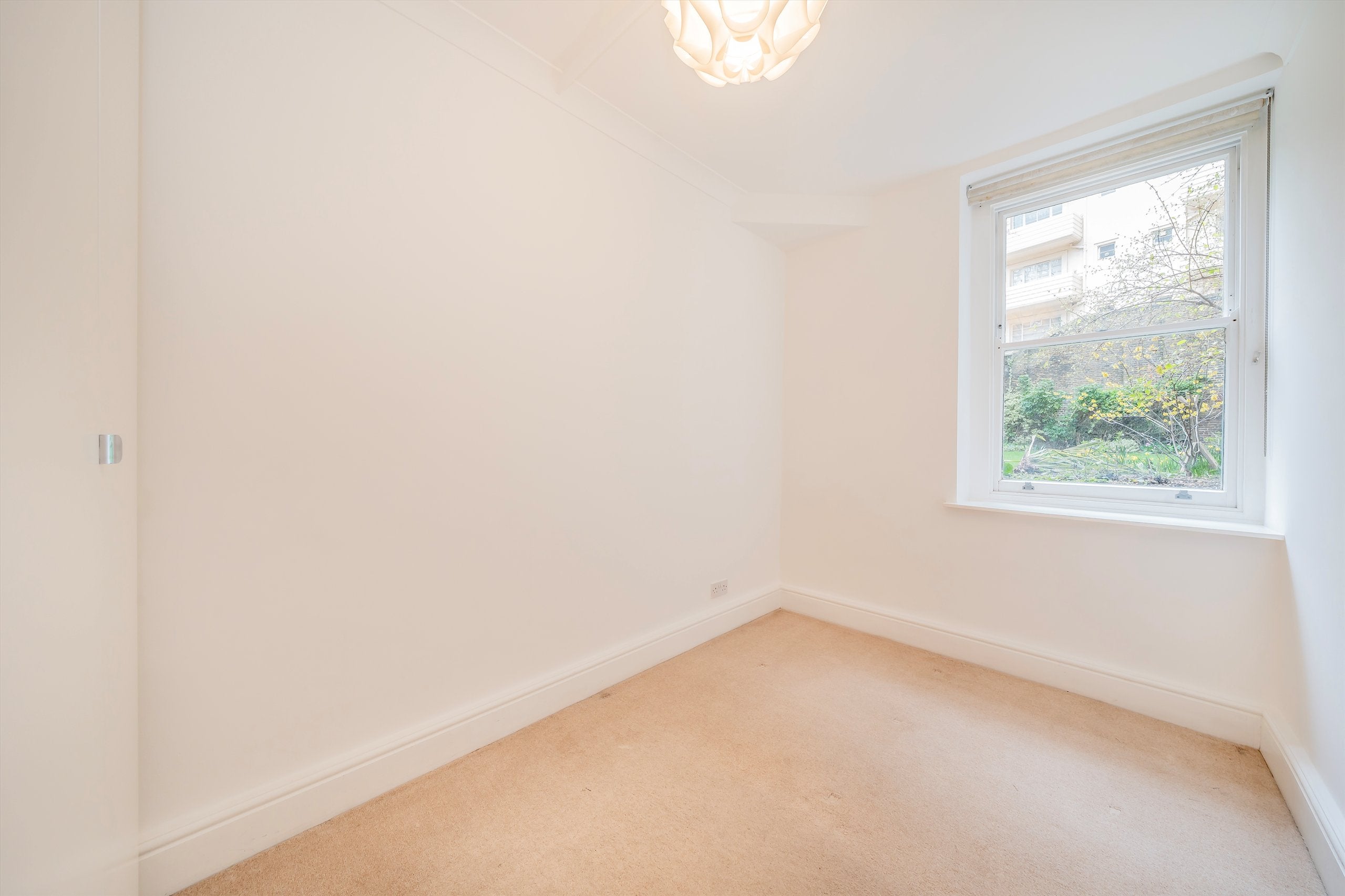 Flat Kensington Mall in Greater London