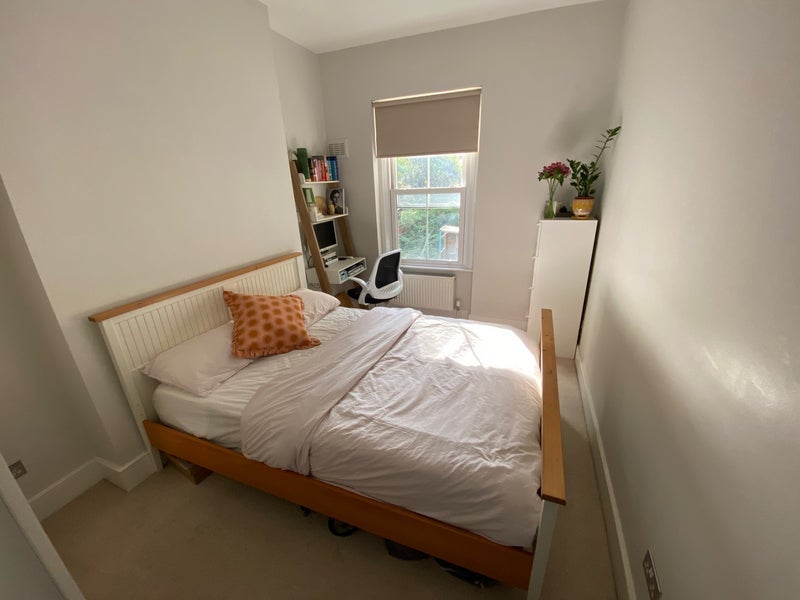 Room Ulverstone Road in Greater London