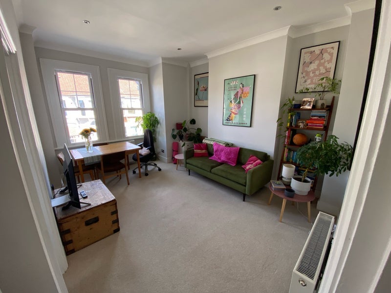 Room Ulverstone Road in Greater London
