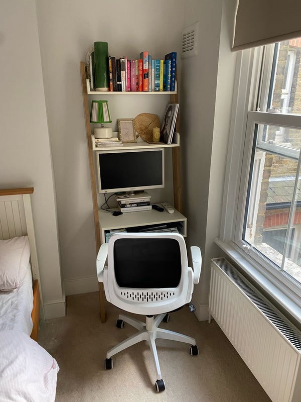 Room Ulverstone Road in Greater London