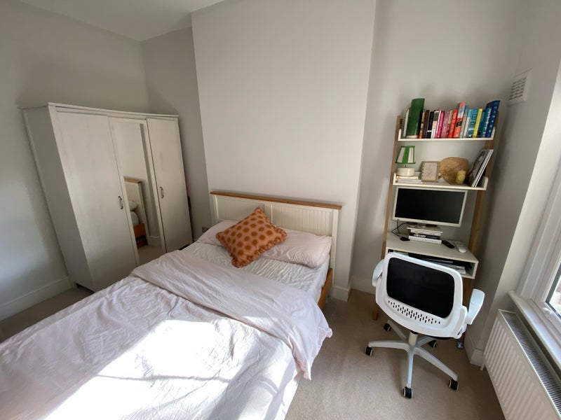 Room Ulverstone Road in Greater London