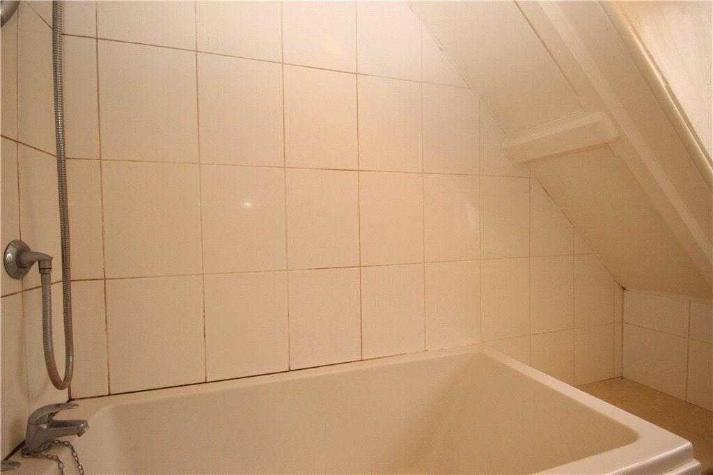 Flat Aldersey Road in Guildford