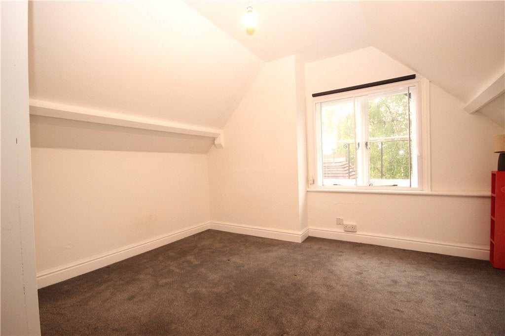 Flat Aldersey Road in Guildford