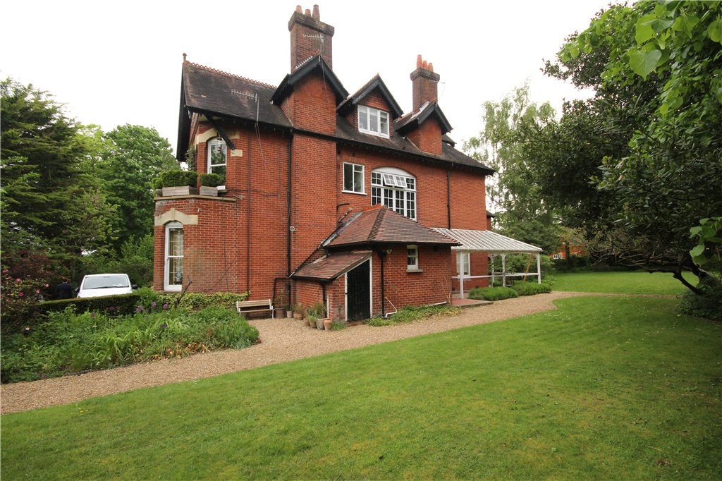 Flat Aldersey Road in Guildford