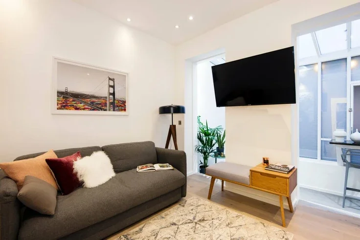 Flat Monmouth Street in Greater London