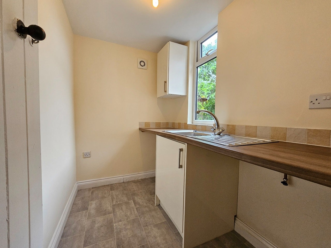 House Holman Close in Northampton